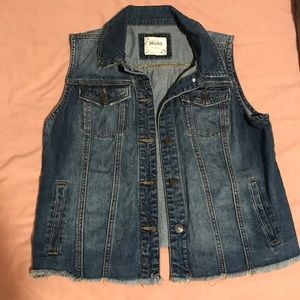 Denim vest with frayed hem